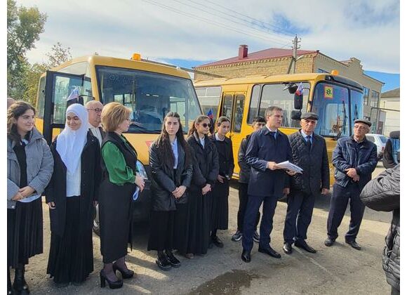 Торжественная передача ключей от новых школьных автобусов состоялась сегодня в Сулейман-Стальском районе
