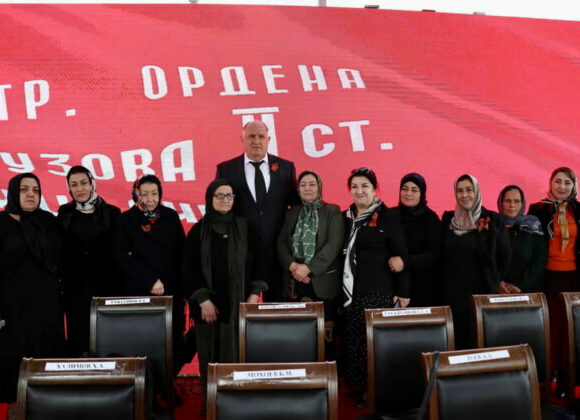 Участниками акции «Знамя Победы» стали родители, жены и дети бойцов СВО