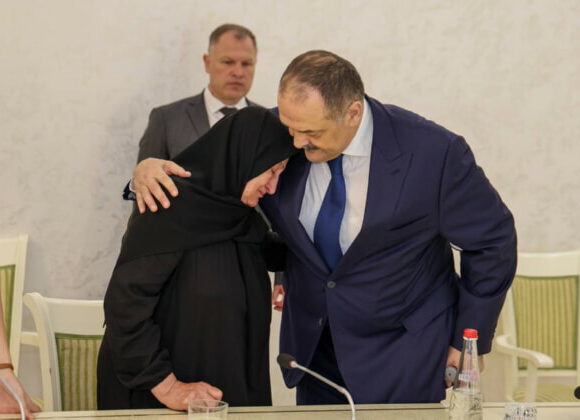 Сергей Меликов поблагодарил маму и супругу Фархада Худайнатова за постоянную поддержку Героя России