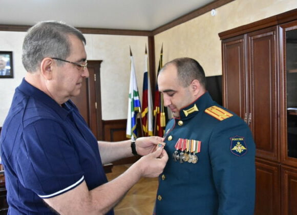 Мавсум Рагимов встретился с участником СВО, кавалером двух орденов Мужества Фаиком Меликовым