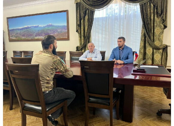Глава Докузпаринского района встретился с участником спецоперации