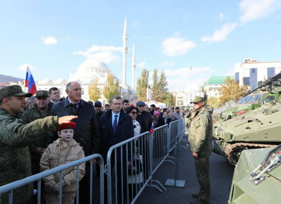 Абдулмуслим Абдулмуслимов и Владимир Кочетков осмотрели выставку трофейной техники в Махачкале