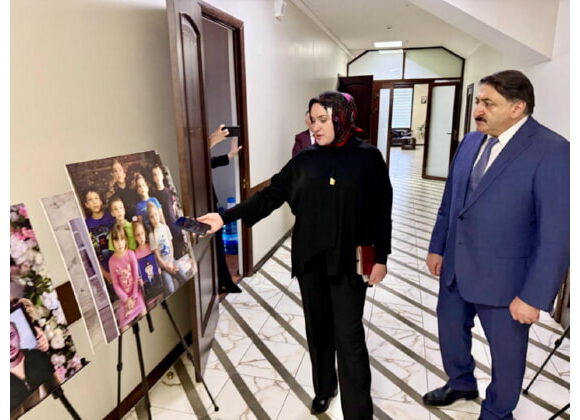 Джамаладин Гасанов посетил фотовыставку «Семья героя»