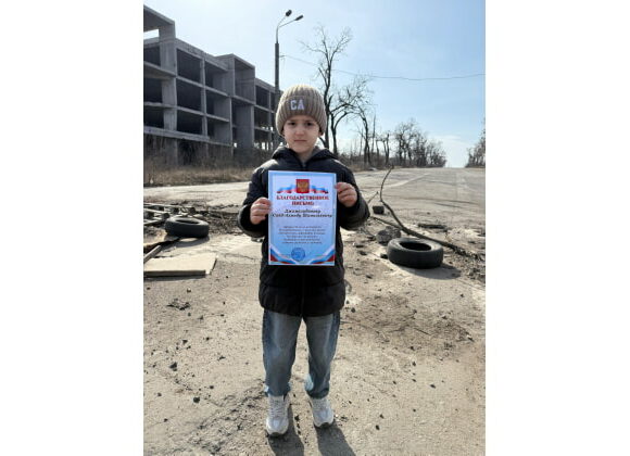 Самому юному волонтеру тыла из Дагестана вручили Благодарственное письмо в зоне СВО