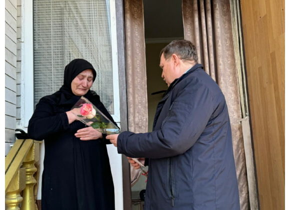 Мэр Кизляра с подарками посетил семьи погибших в зоне СВО военных