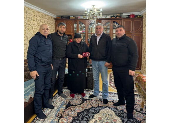 Единороссы Бежтинского участка навестили матерей погибших участников СВО