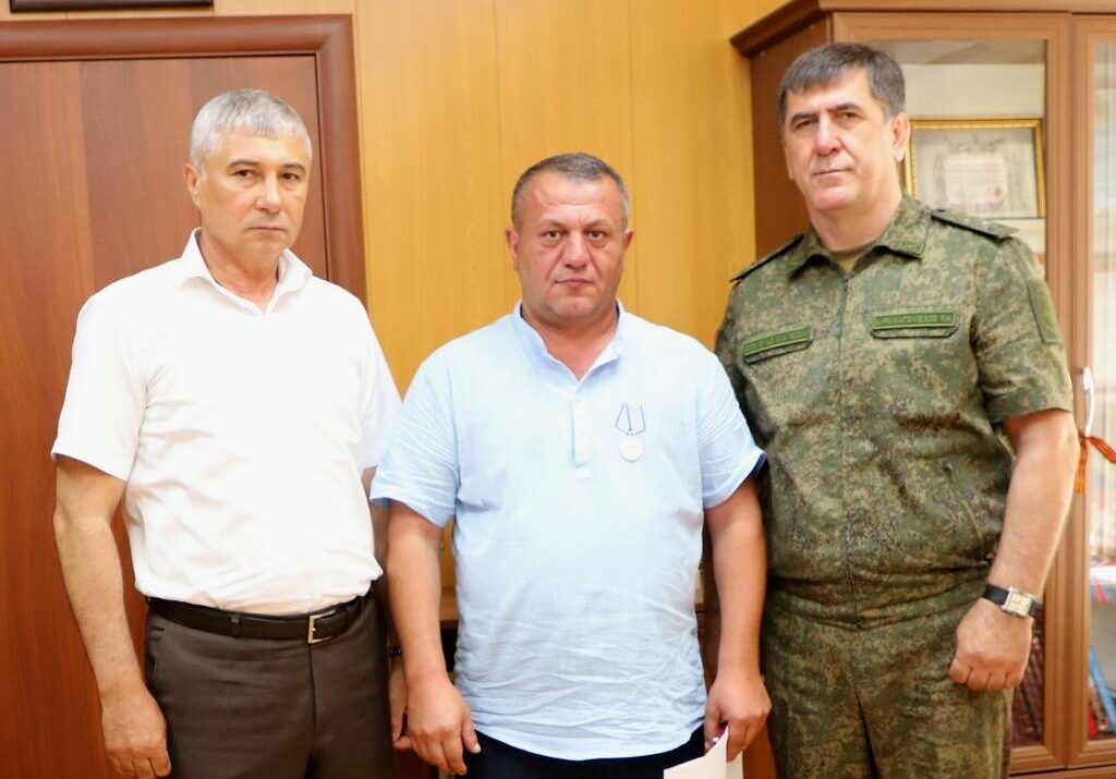 Аким Микиров передал государственные награды семьям героев, погибших в ходе СВО
