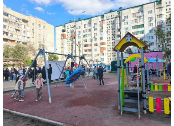 В Кизляре открыли дворовую территорию, новый сквер «Героев» и памятник павшим в зоне СВО