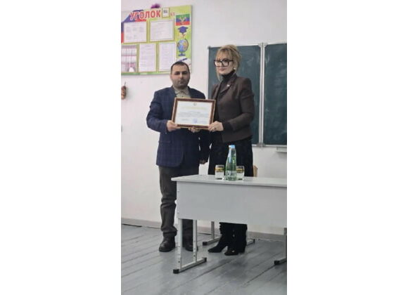 Асият Алиева вручила директору Сабнавинской школы благодарность Председателя Народного Собрания РД