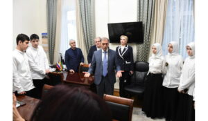 Камил Давдиев провел в парламенте экскурсию для школьников