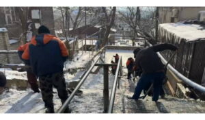 Коммунальные службы Махачкалы проводят очистку тротуаров и дорог от наледи