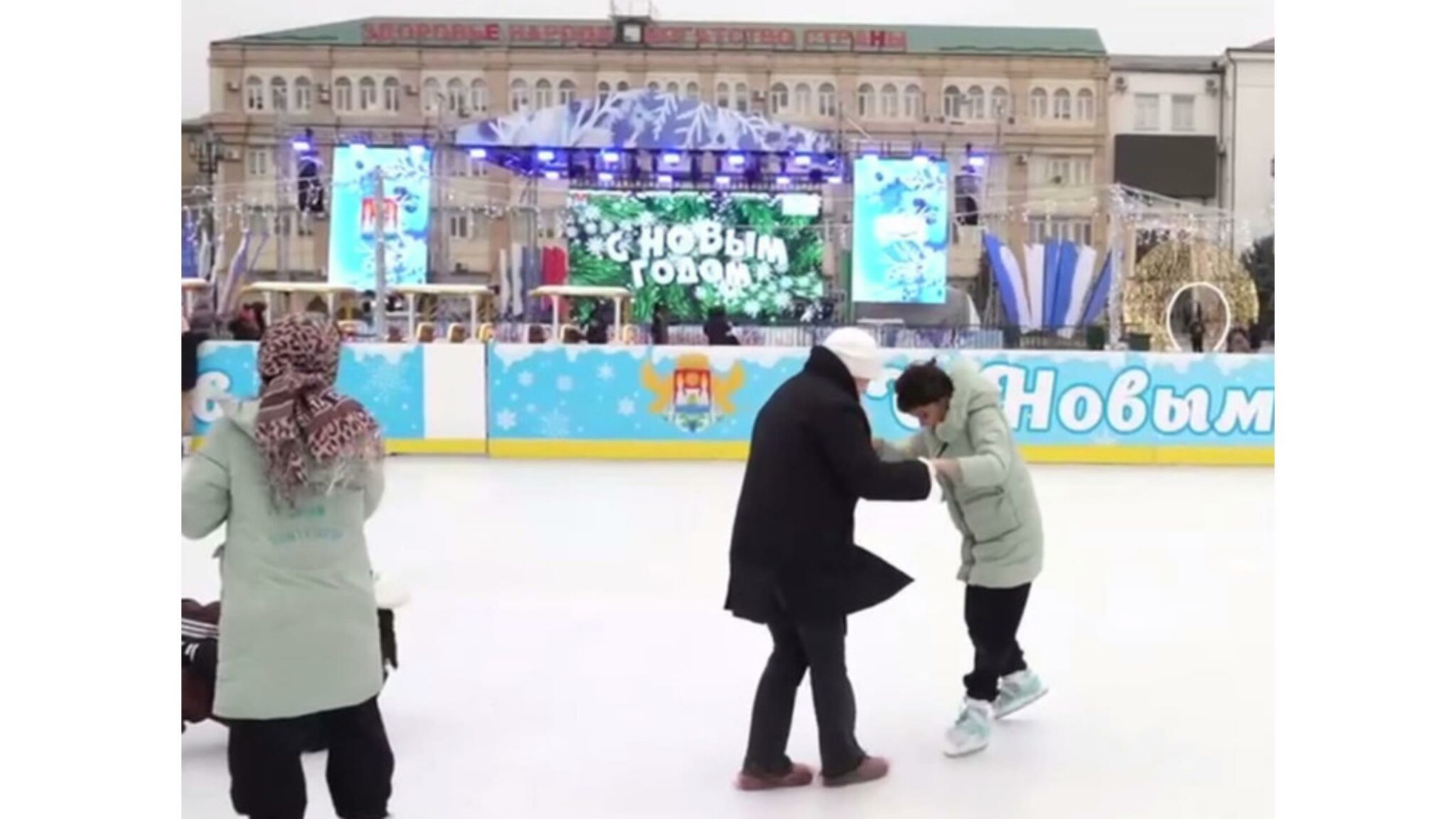 Детям из Дербентского района на площади Махачкалы устроили праздник