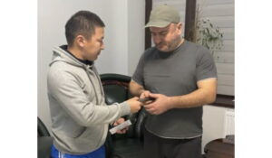 Полицейские из Якутии подарили волонтеру Победы Шамилю Джамалудинову легендарный нож