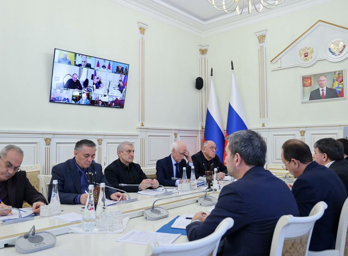 В Дагестане продолжают устранять последствия снегопада