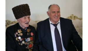 Абдулмуслим Абдулмуслимов поздравил с днем рождения Героя РФ, ветерана ВОВ Ибрагим-Пашу Садыкова