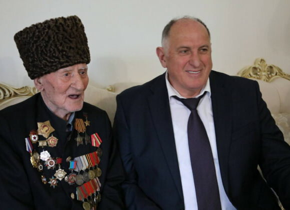 Абдулмуслим Абдулмуслимов поздравил с днем рождения Героя РФ, ветерана ВОВ Ибрагим-Пашу Садыкова