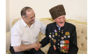 Сергей Меликов поздравил с днем рождения ветерана ВОВ Ибрагим-Пашу Садыкова