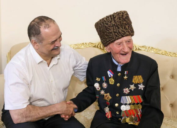 Сергей Меликов поздравил с днем рождения ветерана ВОВ Ибрагим-Пашу Садыкова