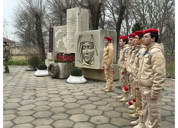 Память о жертвах теракта, совершенного 30 лет назад, почтили в Кизляре
