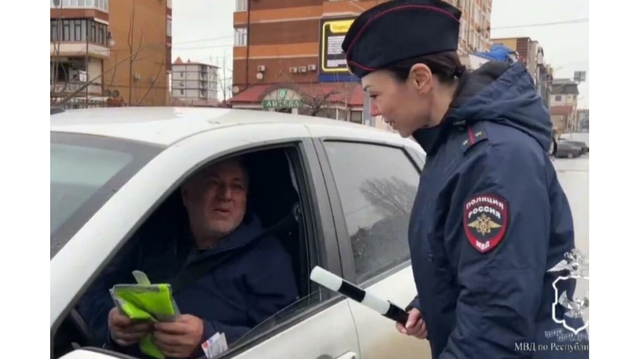 Водителям в Махачкалы дарили жилеты и браслеты