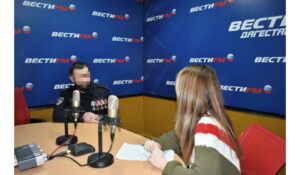 Офицер ОМОН Росгвардии стал гостем дагестанского радио