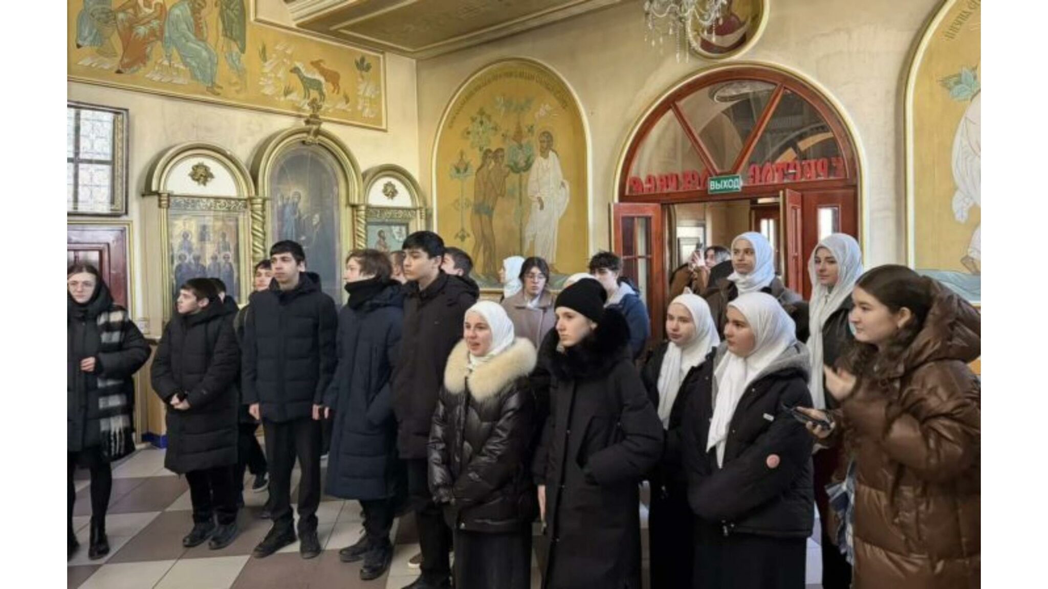 Школьники Махачкалы побывали в Джума-мечети и Свято Успенском соборе