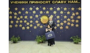 Елена Павлюченко передала подарок первокласснице по поручению Главы Дагестана
