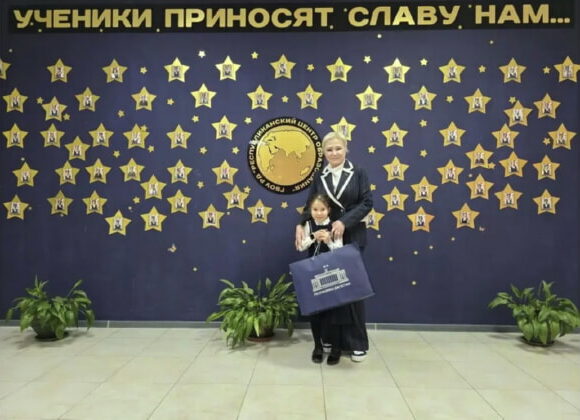 Елена Павлюченко передала подарок первокласснице по поручению Главы Дагестана
