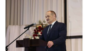 Сергей Меликов отметил вклад Исамудина Ханбалаева в воспитание подрастающего поколения