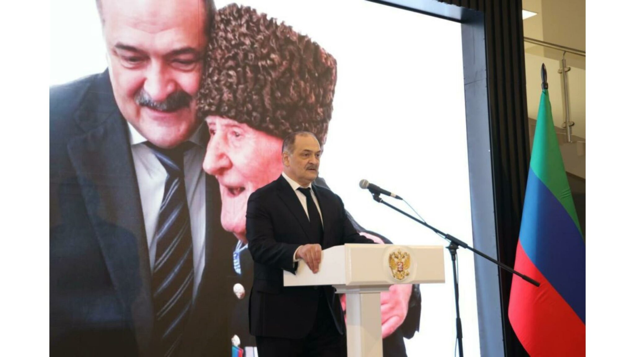 Меликов вручил госнаграды после минуты молчания в память о Садыкове