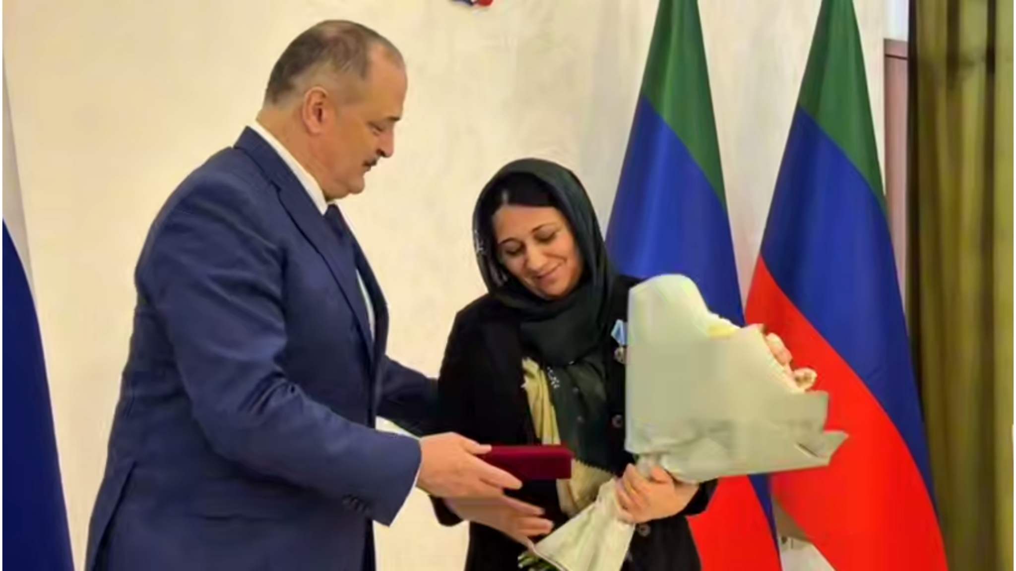 Меликов вручил Карахановой медаль имени Амет-Хана Султана