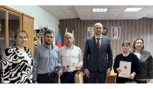 Мэр Кизляра вручил заслуженные награды лучшим педагогам