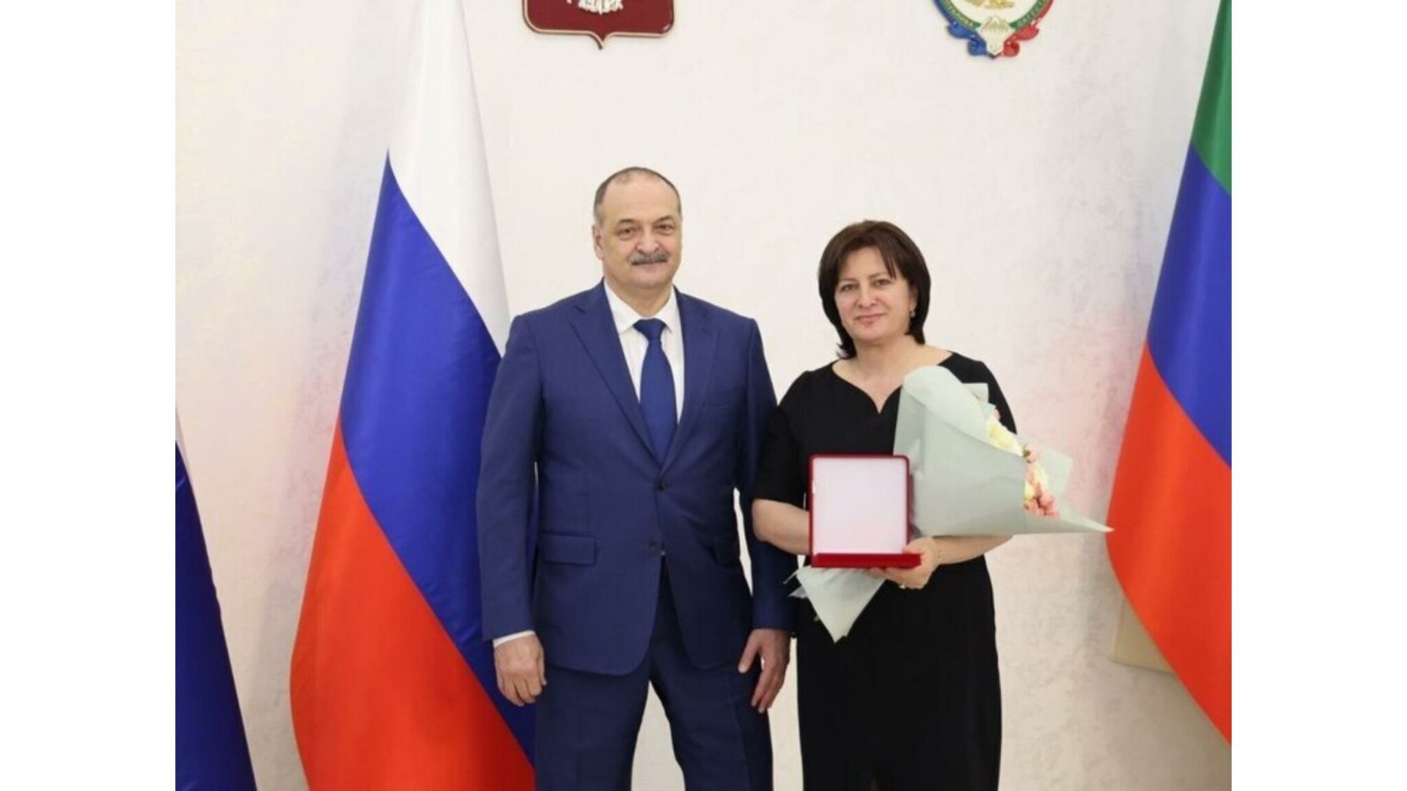 Меликов вручил госнаграды соцработникам и педагогам РД