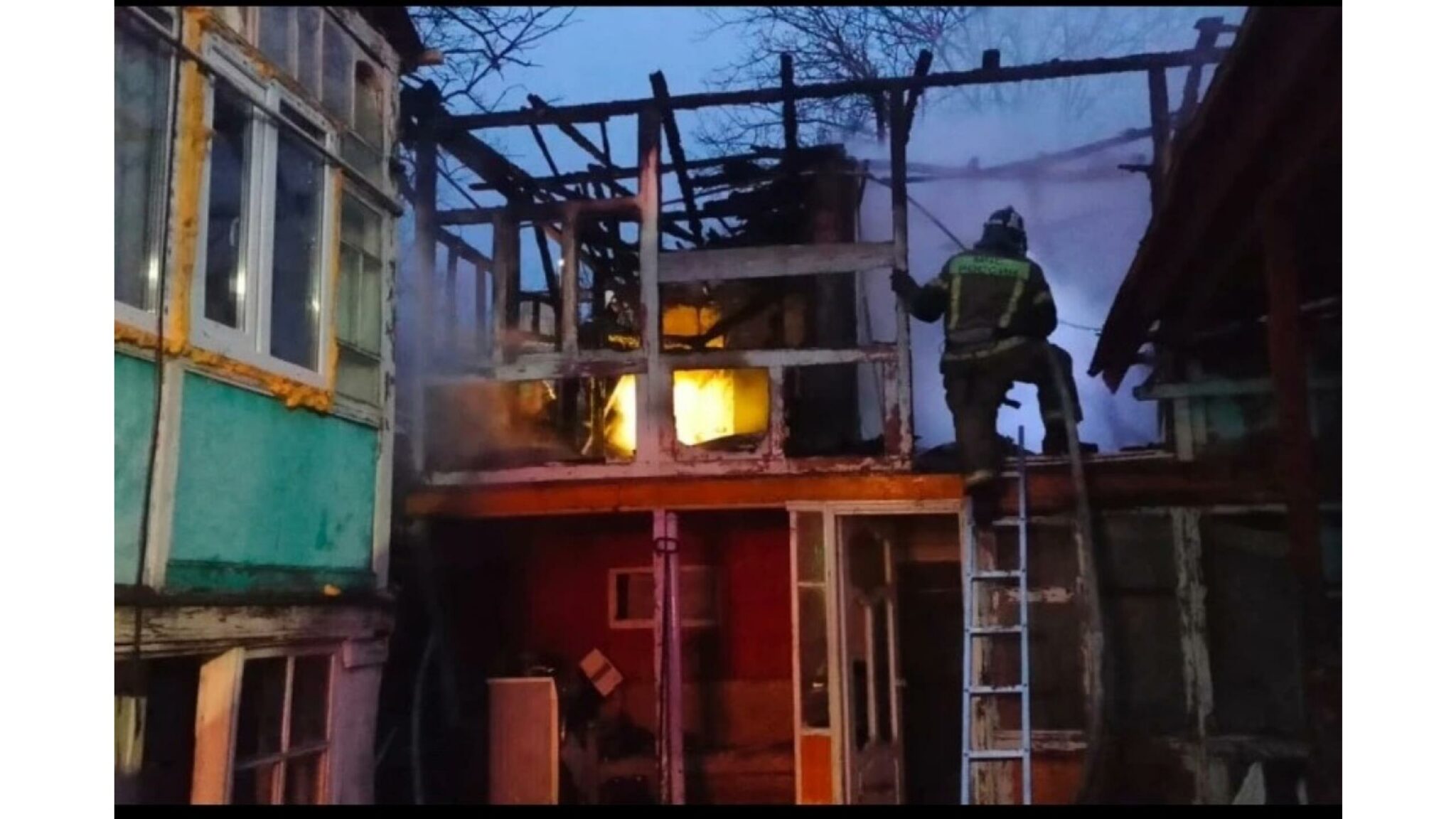 В Буйнакске загорелся двухэтажный жилой дом