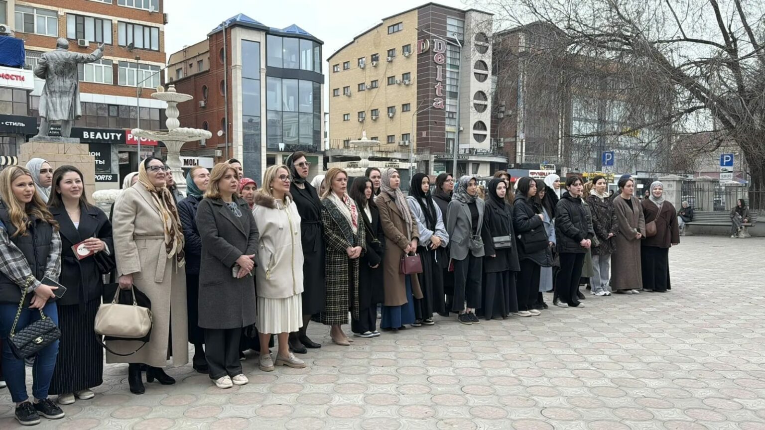 Новая неделя в Гамзатовском университете стартовала с поднятия Государственного флага и Гимна России