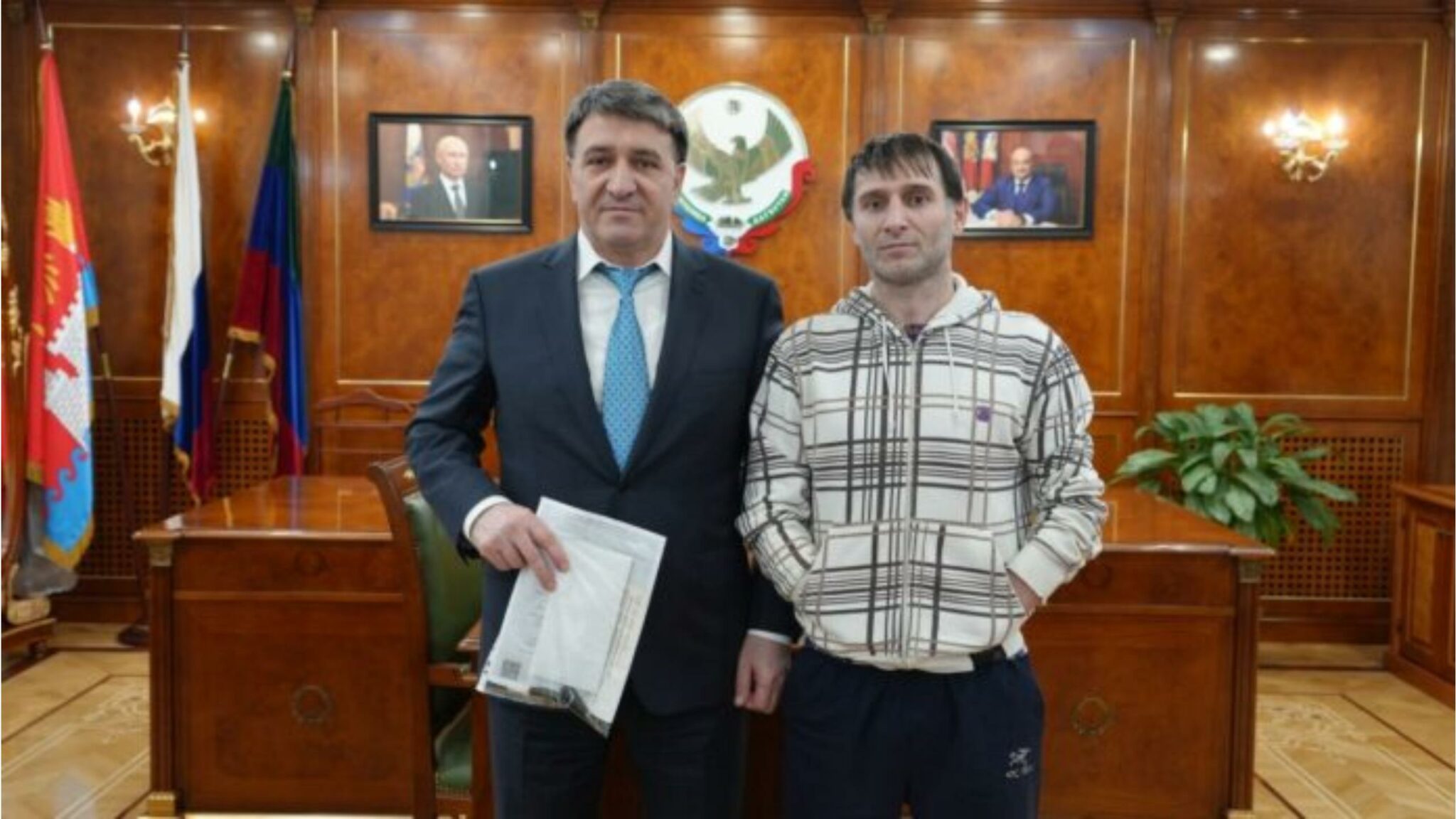 Салавов вручил ветерану СВО Магомедову новый автомобиль