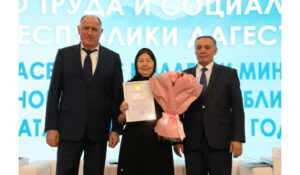 Абдулмуслим Абдулмуслимов отметил высокими наградами работников Минтруда РД и подведомственных учреждений
