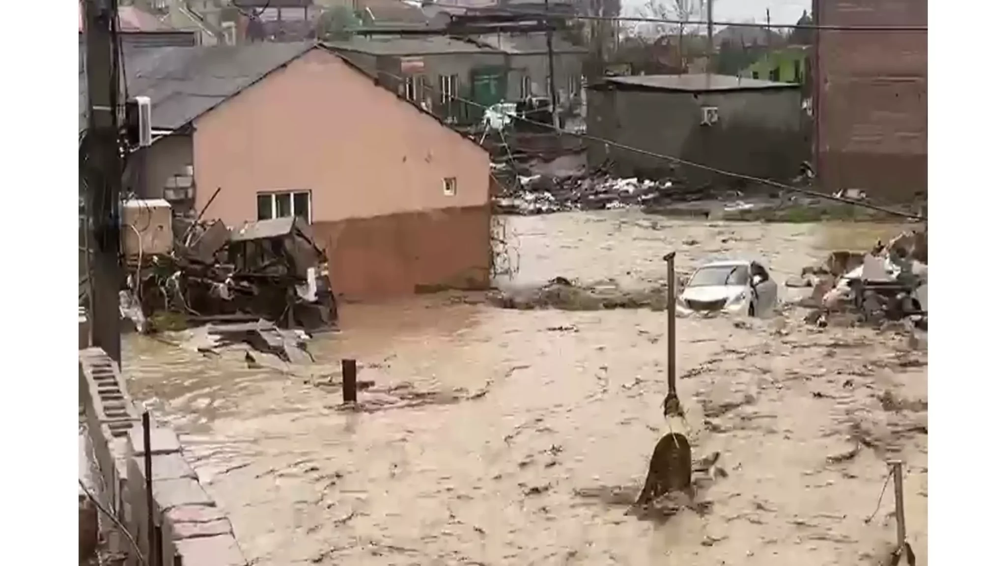 Семья из семи человек чудом спалась во время потопа в Мамедкале