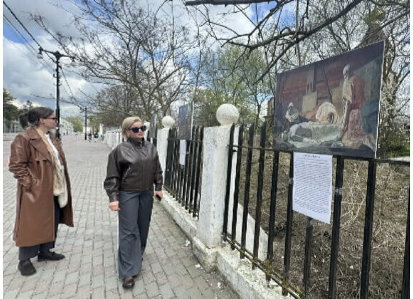 Экспозиция с событиями Страстной недели на ограждении собора вызвала огромный интерес у жителей Кизляра