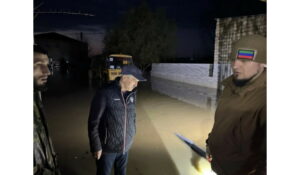 Нурбаганд Нурбагандов проинспектировал последствия паводков в Мамедкале и передал помощь жителям