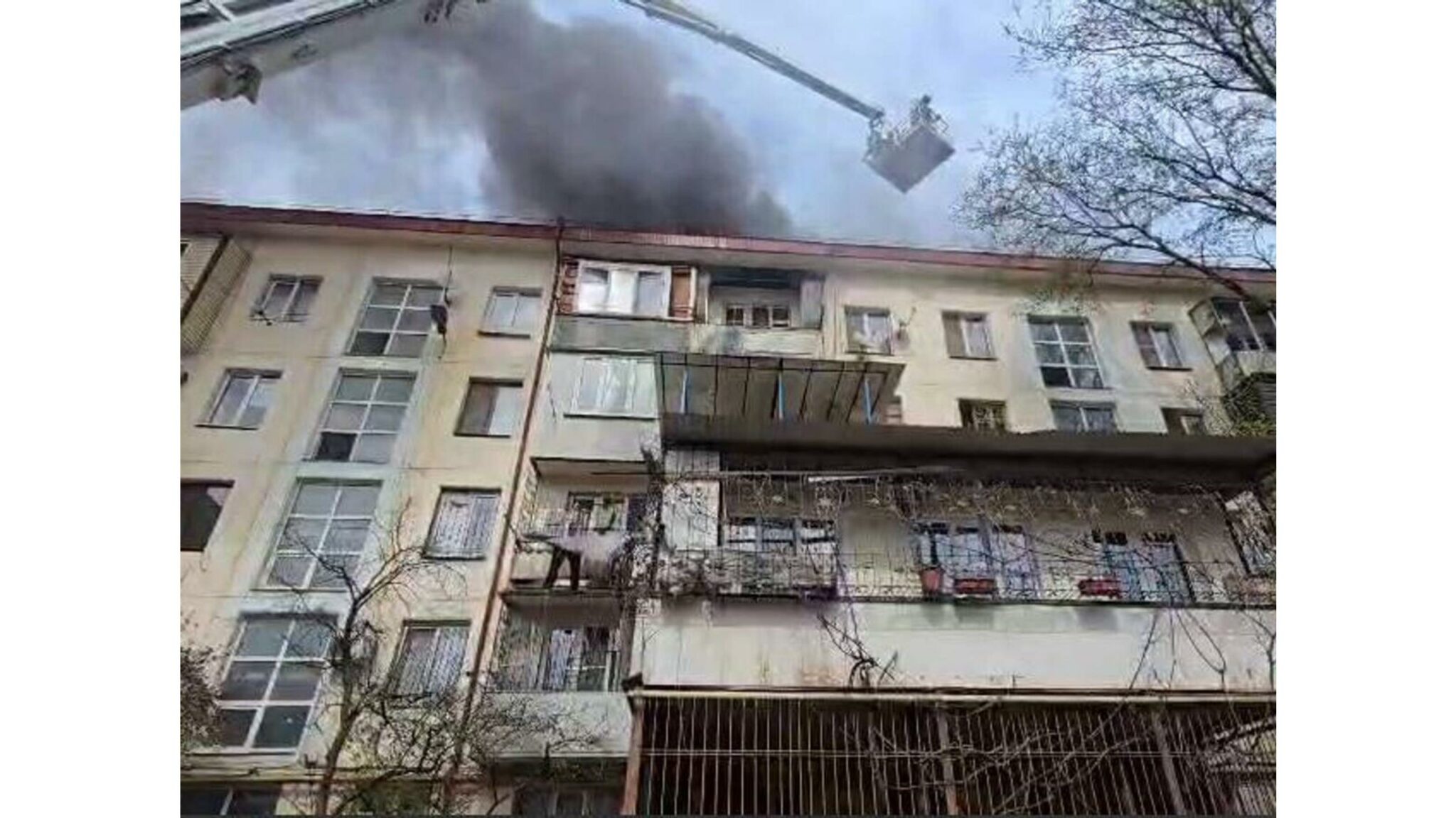 В доме в Махачкале, где тушат пожар, кровля охвачена огнём