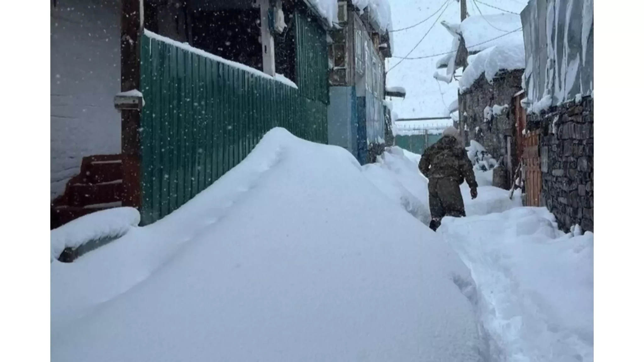 На село Арсуг обрушился сильный снегопад