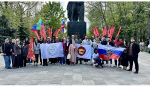 В Махачкале иностранные студенты возложили цветы к Памятнику Воину-освободителю