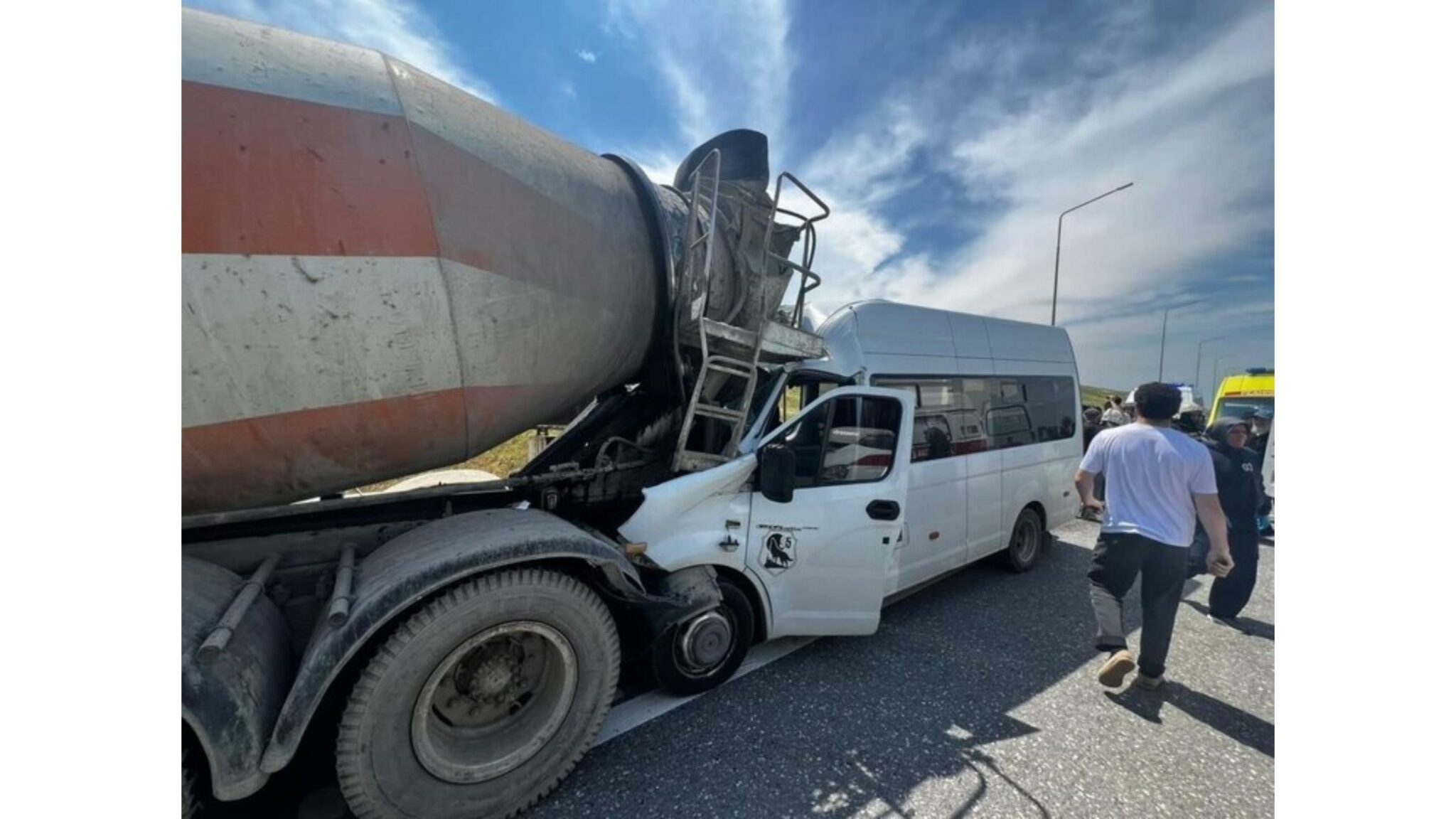 Врачи спасли жизнь мужчине после автоаварии в РД