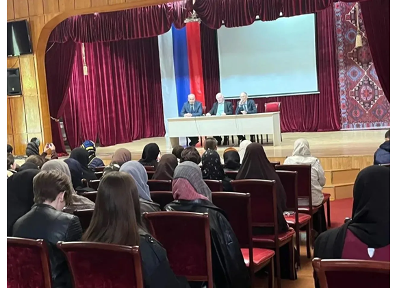 Преподаватели ДГПУ ознакомили будущих педагогов Буйнакска с возможностями высшего образования