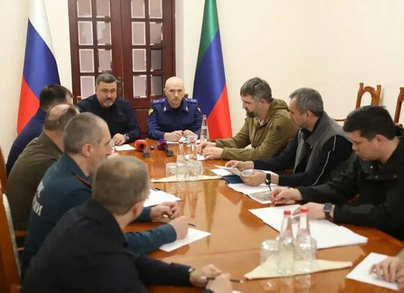 Фёдор Щукин в эти минуты проводит заседание оперативного штаба по ликвидации последствий ЧС