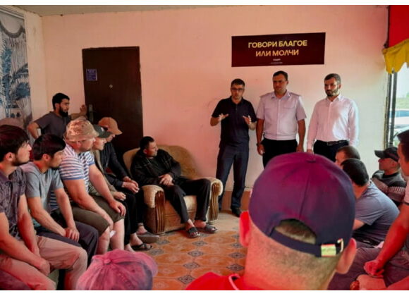 Сотрудники Миннаца Дагестана рассказали порядка 150 трудовым мигрантам правила пребывания в России