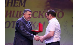 Фёдор Щукин вручил государственные награды работникам здравоохранения Дагестана