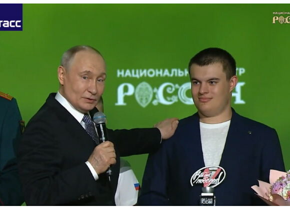 Владимир Путин вручил премию «Все для Победы!» 19-летнему Шамилю Устарбекову