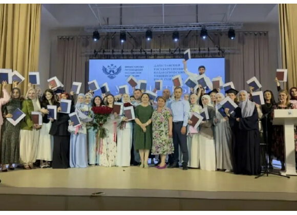 В Гамзатовском университете торжественно вручили дипломы выпускникам факультета биологии, географии и химии